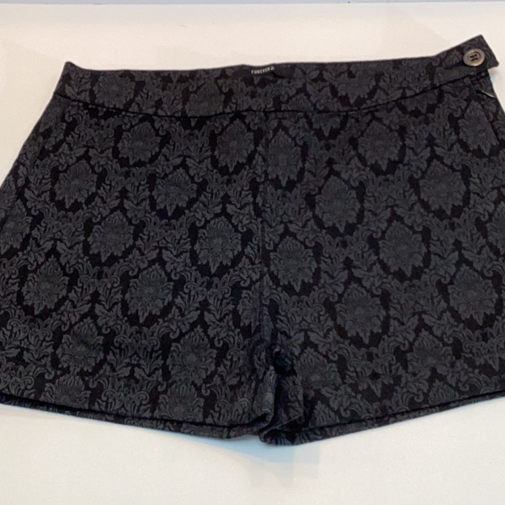 Forever 21 cuffed bottom shorts, side zip, blue & black paisley print, size 29